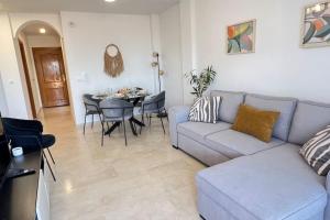 Χώρος καθιστικού στο Hermoso apartamento de 2 dormitorios, gran terraza, vistas al mar y cerca de la playa "El Mirador de Coco"