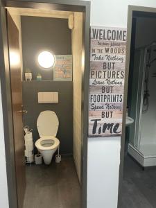 Koupelna v ubytování Nette Ferienwohnung in Seenähe + 10 fotografií
