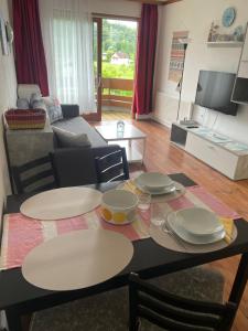 TV a/nebo společenská místnost v ubytování Nette Ferienwohnung in Seenähe