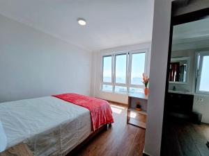 Un dormitorio con una cama y una ventana grande en VV Milenaiver "by henrypole home", en Los Cancajos