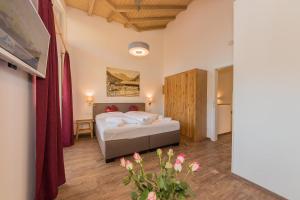 A bed or beds in a room at Grossglockner Chalets Zell am See