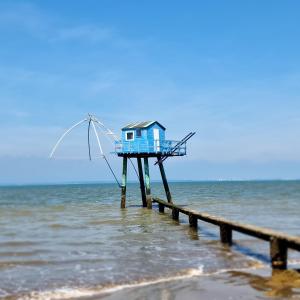 a small house on a pier in the ocean at maison piscine clos ,wifi, 2 chambres près de la mer in Bourgneuf-en-Retz
