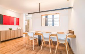 トレモリノスにあるCozy Apartment In Torremolinosのテーブルと椅子のあるキッチンとダイニングルーム