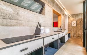 トレモリノスにあるCozy Apartment In Torremolinosの洗面台が2つと鏡があるバスルーム