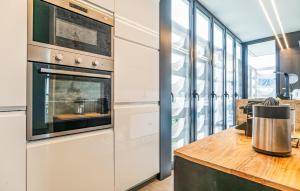 トレモリノスにあるCozy Apartment In Torremolinosのキッチン(オーブン、カウンタートップ付)