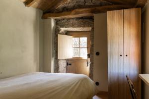 a bedroom with a bed and a window at Levada da Breca - Turismo Rural in Ervedeiros