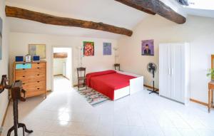 una camera con letto rosso e cassettiera in legno di Gorgeous Apartment In Pontremoli a Pontremoli