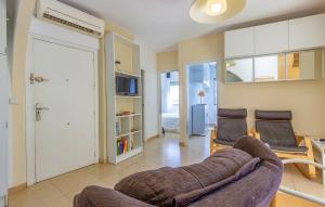 ein Wohnzimmer mit einer Couch und zwei Sesseln in der Unterkunft Cozy Apartment In San Pedro Del Pinatar in San Pedro del Pinatar