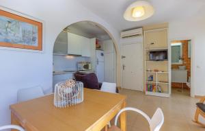 eine Küche und ein Esszimmer mit Tisch und Stühlen in der Unterkunft Cozy Apartment In San Pedro Del Pinatar in San Pedro del Pinatar