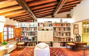 une bibliothèque avec des étagères remplies de livres dans l'établissement 3 Bedroom Beautiful Home In Camaiore, à Camaiore