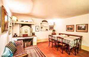 une salle à manger avec une table et une cheminée dans l'établissement 3 Bedroom Beautiful Home In Camaiore, à Camaiore
