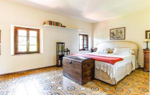 - une chambre avec un grand lit et un coffre en bois dans l'établissement 3 Bedroom Beautiful Home In Camaiore, à Camaiore 32 autres photos