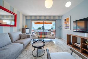 尼斯Superbe 2 pièces Clim et Parking的客厅里有一张沙发和一张桌子。