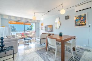 尼斯Superbe 2 pièces Clim et Parking的客厅里有一张桌子和一张沙发