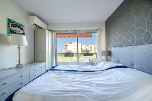 尼斯Superbe 2 pièces Clim et Parking的一间卧室，配有一张大床和一扇窗户。 更多20张照片