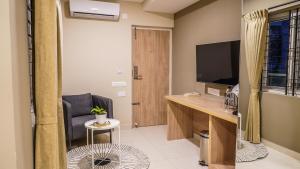 TV a/nebo společenská místnost v ubytování Olive Hotel Millers Road by Embassy Group