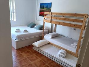 Posteľ alebo postele v izbe v ubytovaní Precioso apartamento con piscina y garage + 37 fotografií
