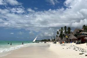 UmbujiにあるStylish 2 Bedroom Apartment - 1 min walk to the Indian Oceanの海上の帆船付きビーチ