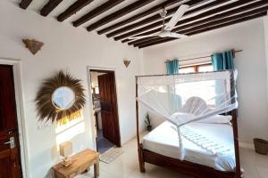 UmbujiにあるStylish 2 Bedroom Apartment - 1 min walk to the Indian Oceanのベッドルーム1室(ベッド1台、鏡、天井付)