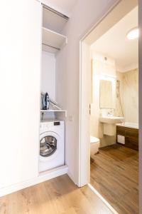 Ένα μπάνιο στο Avenue of MARA - ULTRACENTRAL Studio DeLuxe, Plus FREE Underground Parking