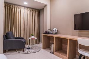 TV a/nebo společenská místnost v ubytování Olive Hotel Millers Road by Embassy Group