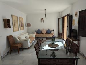 un soggiorno con un divano e un tavolo di Apartamentos Plaza a Cordoba