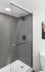 um chuveiro com uma porta de vidro na casa de banho em The D Las Vegas em Las Vegas