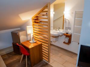 Koupelna v ubytování Hotel Geiger + 37 fotografií