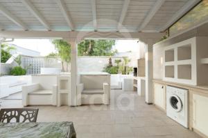 A seating area at Villa Lux Bacino Grande - piscina privata By Cala Salento