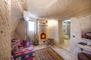 A seating area at Tafoni Houses Cave Hotel