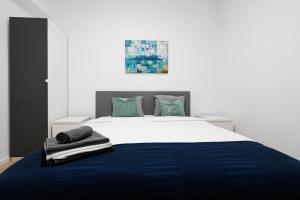 En eller flere senge i et værelse på Gabi - Chic Apt with Parking close to Veranda Mall