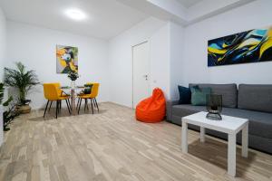 Et opholdsområde på Gabi - Chic Apt with Parking close to Veranda Mall + 37 billeder