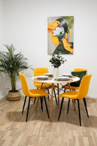 Et opholdsområde på Gabi - Chic Apt with Parking close to Veranda Mall