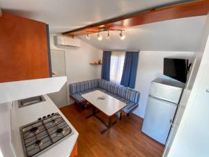 Kuchyň nebo kuchyňský kout v ubytování Mobilheim Camping 6 Personen Pool am Meer