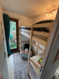 Studio Turquoise quartier Grattague vue MontBlanc في سان جيرفيه ليه بان: سريرين بطابقين في غرفة +44 صورة