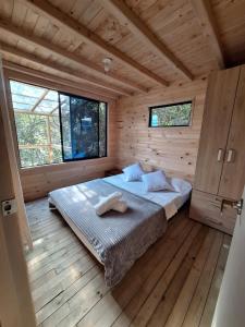 Postel nebo postele na pokoji v ubytování Cabaña Del bosque
