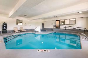 Бассейн в Quality Inn & Suites Gallup I-40 Exit 20 или поблизости