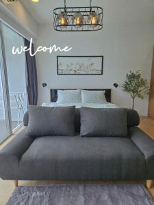Χώρος καθιστικού στο The Olive Studio Room at Chic Condominium