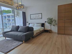 Ένα ή περισσότερα κρεβάτια σε δωμάτιο στο The Olive Studio Room at Chic Condominium +10 φωτογραφίες