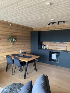 a dining room with a table and chairs in a room at Oppgradert leilighet i Tråstølen in Skulestadmo