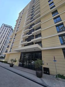 un gran edificio de apartamentos con una acera delante de él en Belgrade Waterfront Luxury Apartment, en Belgrado