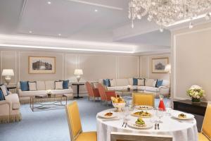 Гостиная зона в The Plaza Doha, LXR Hotels & Resorts