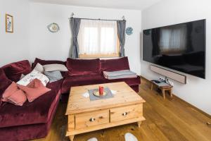 Televízia a/alebo spoločenská miestnosť v ubytovaní Chalet Almblick