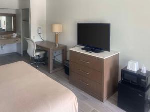 TV a/nebo společenská místnost v ubytování Rodeway Inn