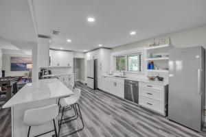 Una cocina con gabinetes blancos y encimera. en Beautiful Lake View Retreat Drivable to Theme Parks home, en Haines City 24 fotos más