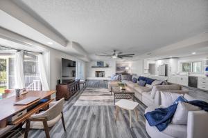 una sala de estar con un sofá y una mesa en Beautiful Lake View Retreat Drivable to Theme Parks home, en Haines City