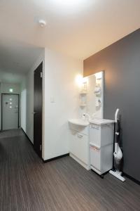 un bagno con un lavandino e un water in una stanza di L house 101 ad Osaka