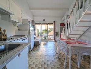 Η κουζίνα ή μικρή κουζίνα στο Maison de vacances au bord de la marina, WIFI, clim +9 φωτογραφίες