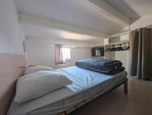 Ένα ή περισσότερα κρεβάτια σε δωμάτιο στο Maison de vacances au bord de la marina, WIFI, clim