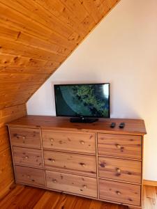 TV a/nebo společenská místnost v ubytování Pensjonat Paskudy